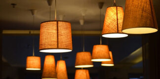 Lampy wiszące do salonu – to warto o nich wiedzieć