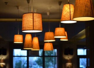 Lampy wiszące do salonu – to warto o nich wiedzieć