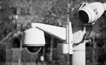 Czym różnią się systemy alarmowe i monitoringu przewodowe od bezprzewodowych?