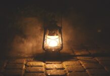 Czy lampa solarna może być w domu?