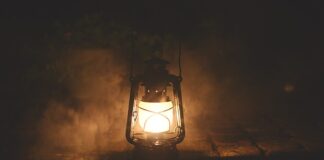 Czy lampa solarna może być w domu?