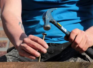 Jak odkręcić śrubę która mocno trzyma?